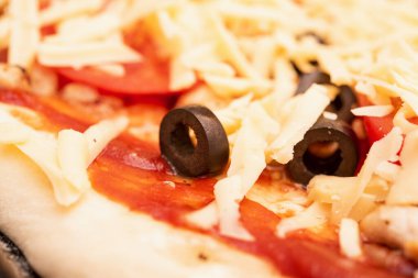 Pizza malzemelerinin yatay fotoğrafı.