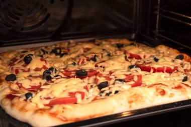 Fırında pizza ya da turtanın yatay fotoğrafı.