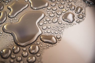 Camdaki damlaların renkli arkaplanı