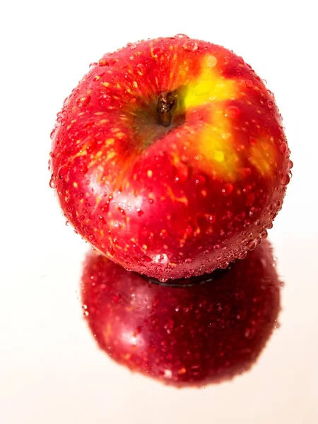 Rött Moget Äpple Droppar Närbild Med Reflektion — Stockfoto