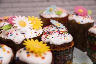 Aydınlık bir zemin üzerinde çiçeklerle süslenmiş şenlikli ekmek.