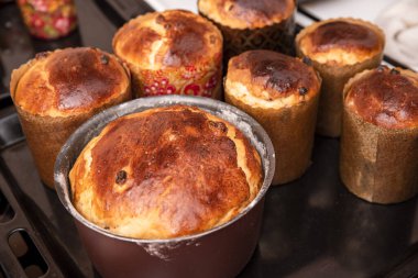 Altın kabuklu taze ekmek, yakın plan.