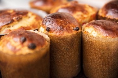 Altın kabuklu taze ekmek, yakın plan.