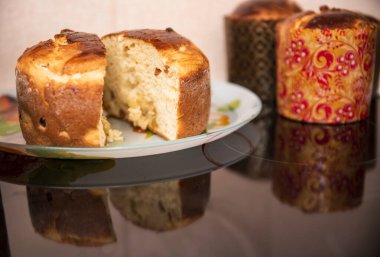 Masanın üzerinde altın hamurlu çörekler, yatay.