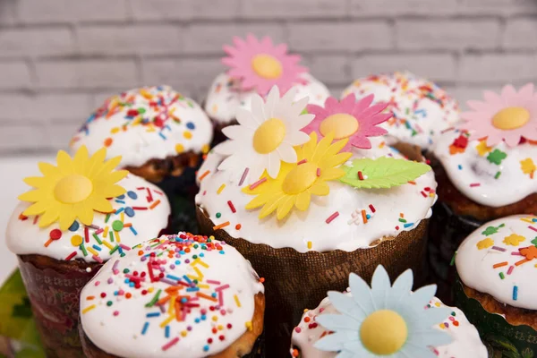 Pan Fiesta Adornado Con Las Flores Sobre Mesa Sobre Fondo — Foto de Stock