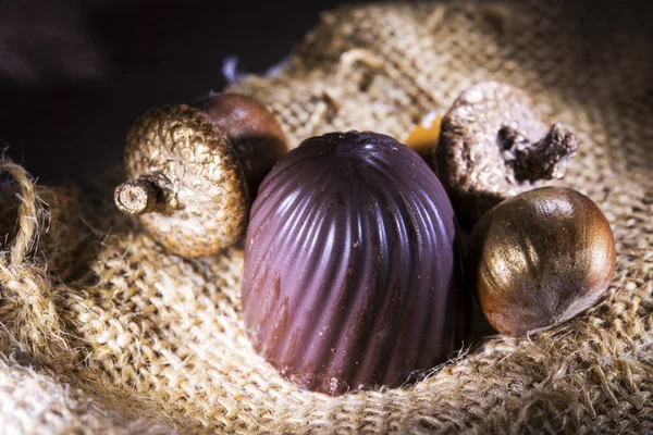 Caramelle Cioccolato Con Noci Sulla Iuta Sole Low Key — Foto Stock