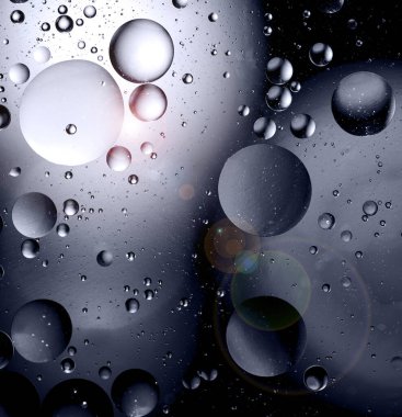 Aydınlık çemberlerden soyut siyah arkaplan