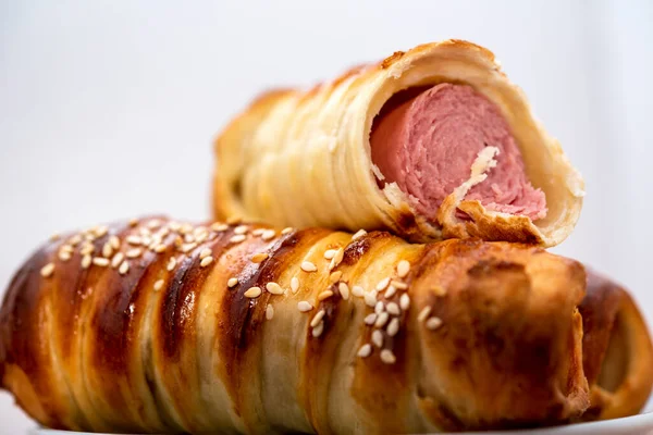 Angebissene Wurst Teig Auf Einem Teller Nahaufnahme Waagerecht Stockbild