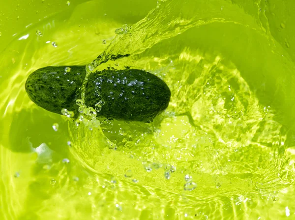 Frische Grüne Gurke Sprühwasser Grüner Hintergrund — Stockfoto