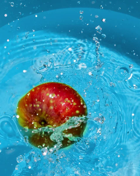 Red Apple Blue Background Water Sprays Vertically — Stock Photo, Image