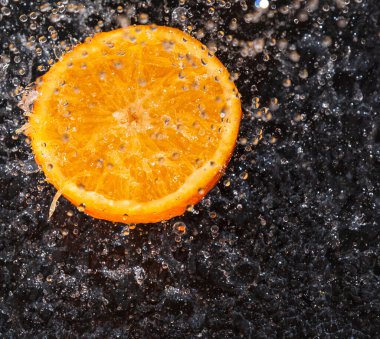 Bir dilim portakal suyu, yakın plan.