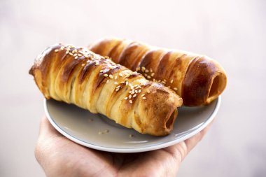 Susam tohumlu uzun çörek, yatay