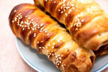 Yatay fotoğraf üzerinde susam tohumlu arkaplan ekmeği