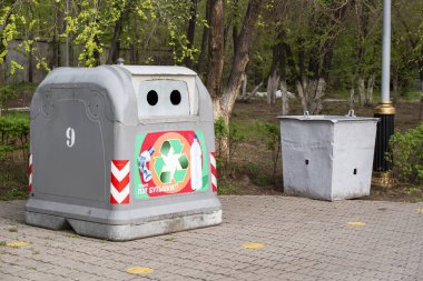 Ulan-Ude, Rusya, Mayıs 2020, parktaki farklı çöp yığınları için yeni ve eski konteynırlar