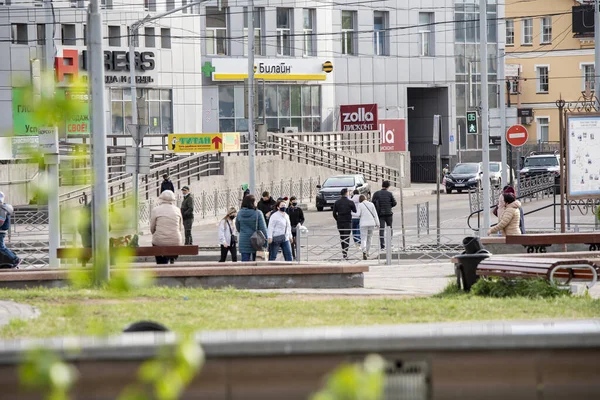 Ulan-Ude, Buryatia, Rusya, Mayıs 2020, trafik ışıkları ve maskeli insanların kesiştiği cadde.