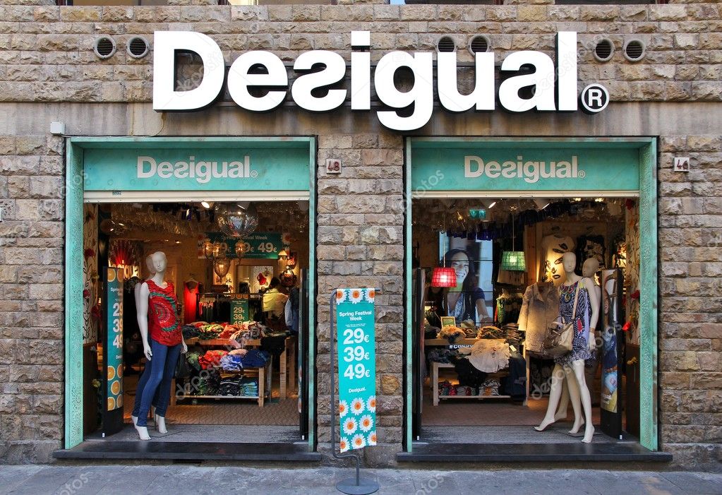Desigual fashion store – Photo tupungato #124890692