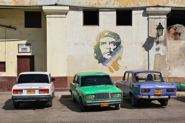 Cuba Russische auto 's — Stockfoto