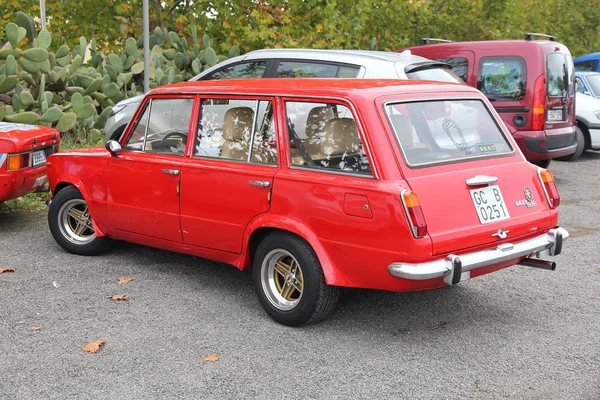 Vecchia macchina rossa — Foto Stock