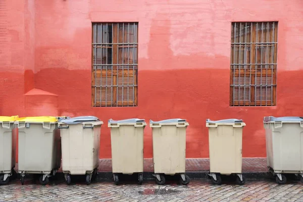 Вивіз сміття в Іспанії — стокове фото