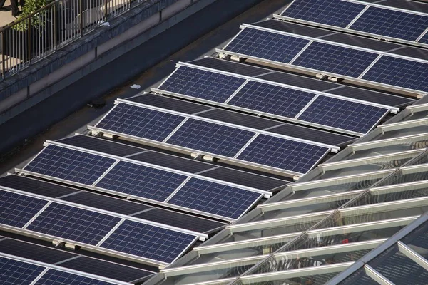 Güneş panelleri çatı