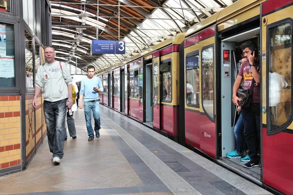 Pociągiem kolei miejskiej S-Bahn Berlin — Zdjęcie stockowe