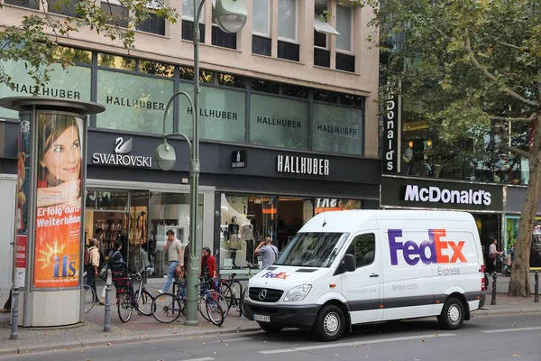 Fedex-Lieferung in Berlin — Stockfoto