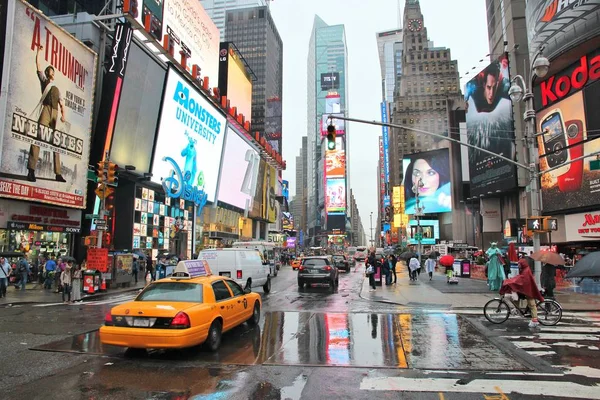 Times Square yağmur — Stok fotoğraf