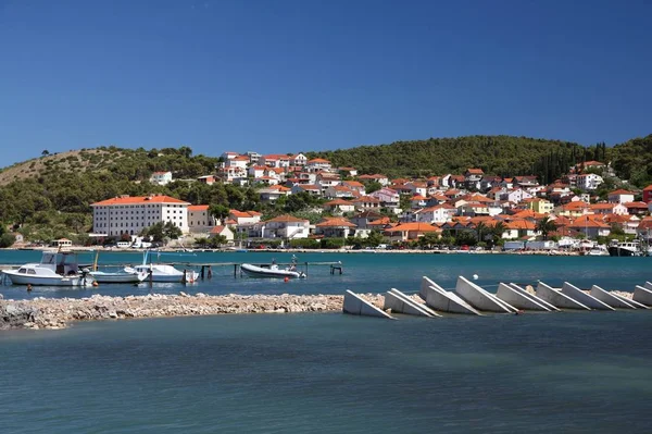 Golfbreker in Trogir, Kroatië — Stockfoto