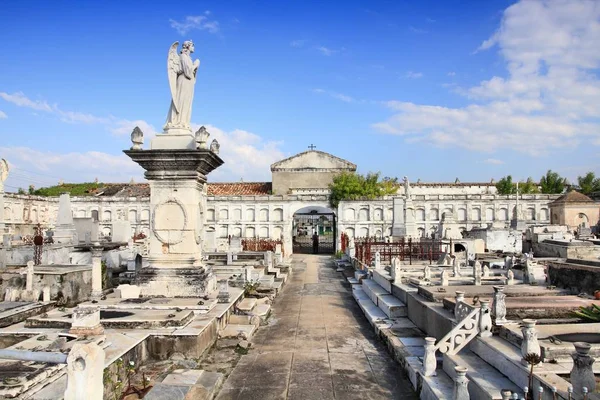 Antiguo cementerio en Cuba — Foto de Stock