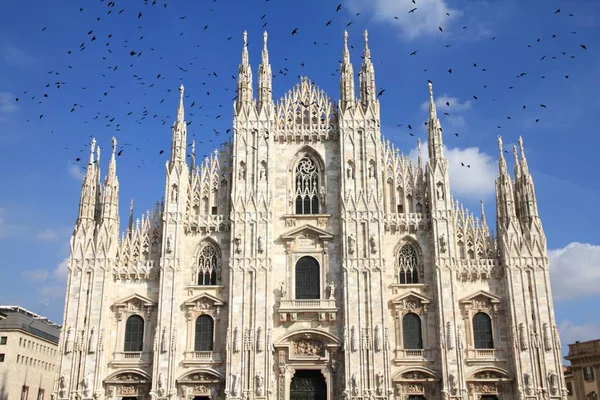 Cathédrale de Milan avec des oiseaux menaçants — Photo