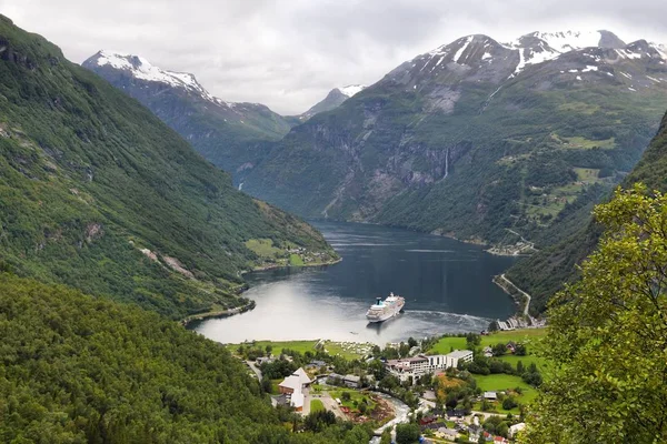 Geiranger fiordo - Noruega paisaje —  Fotos de Stock