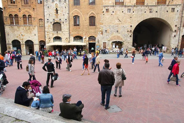 Toeristen in Italië - San Gimignano — Stockfoto