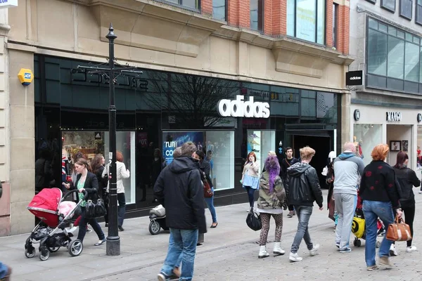 Adidas w Wielkiej Brytanii — Zdjęcie stockowe