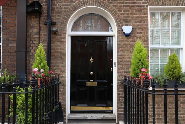 Лондонская дверь, Великобритания — стоковое фото