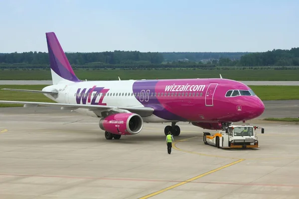 Wizzair flygplan i Polen — Stockfoto