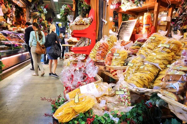 Итальянская кухня на рынке Флоренции — стоковое фото