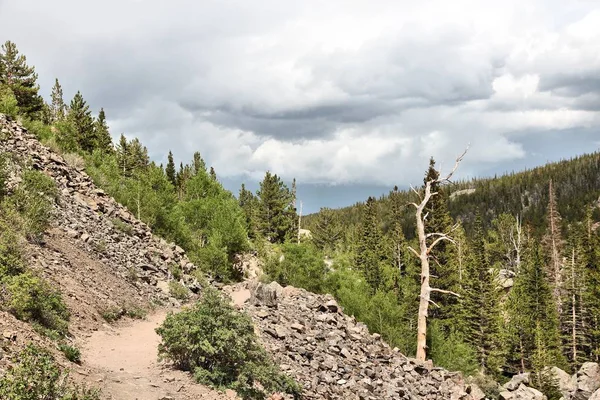 Klippiga bergen trail — Stockfoto