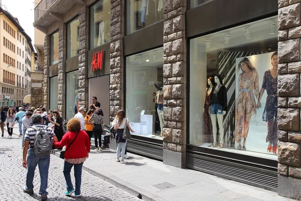 H & m store in italien — Stockfoto