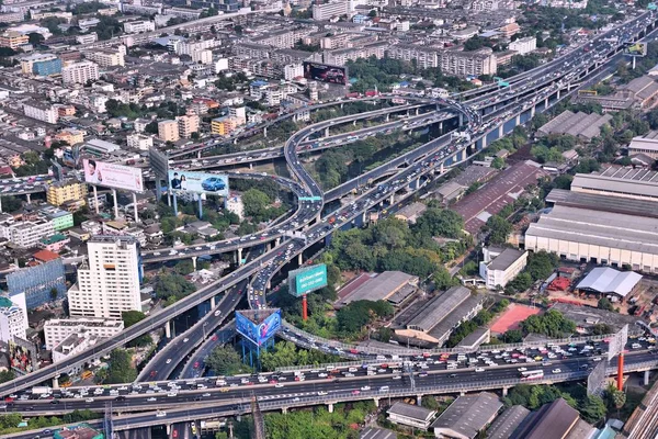 Розв'язка автомагістралі - із видом на місто — стокове фото