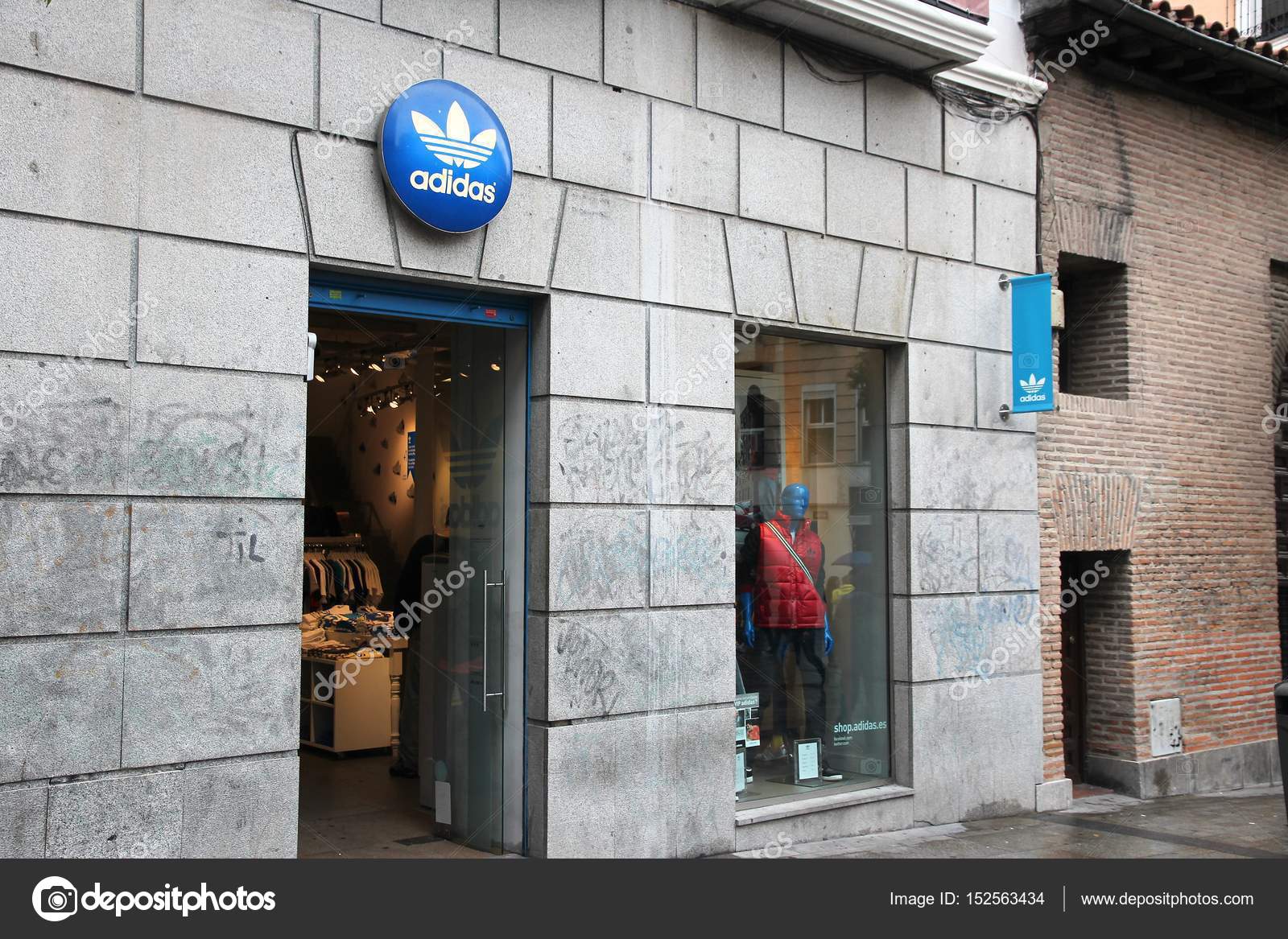 Adidas store in Madrid – Stock Editorial Photo © tupungato #152563434