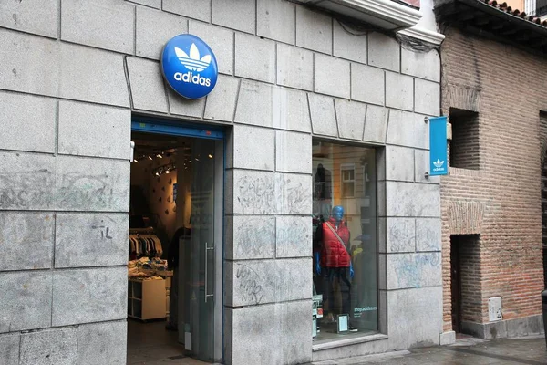 Adidas winkel in Madrid — Stockfoto