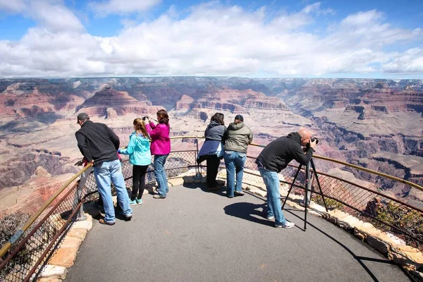 Odwiedzający Grand Canyon — Zdjęcie stockowe