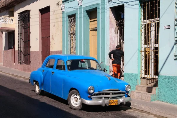 Старый автомобиль в кубе — стоковое фото