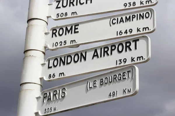 City distance sign — Stock Photo, Image