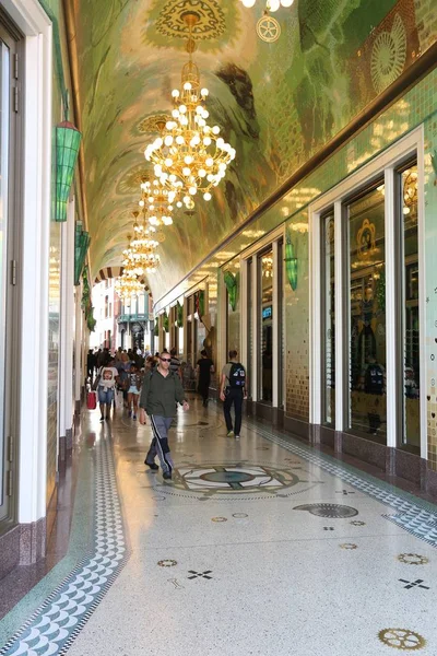 Amsterdam shopping, die niederländer — Stockfoto