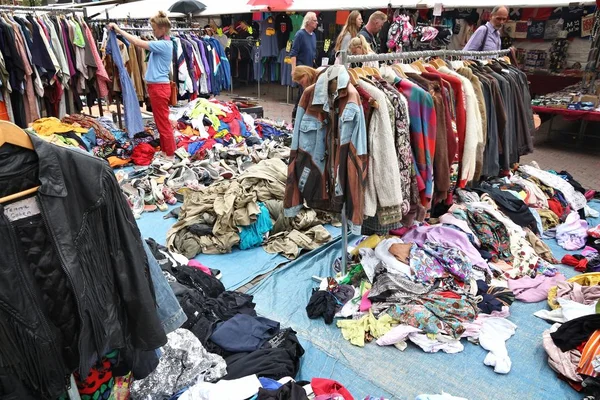 Блошиний ринок одяг — стокове фото