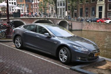 Tesla elektrikli otomobil