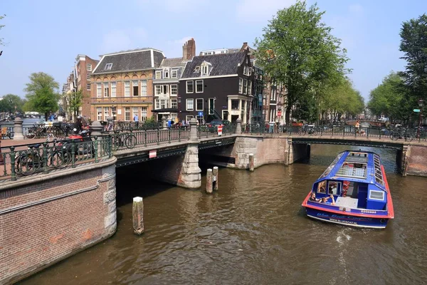 Amsterdam travessia do canal — Fotografia de Stock