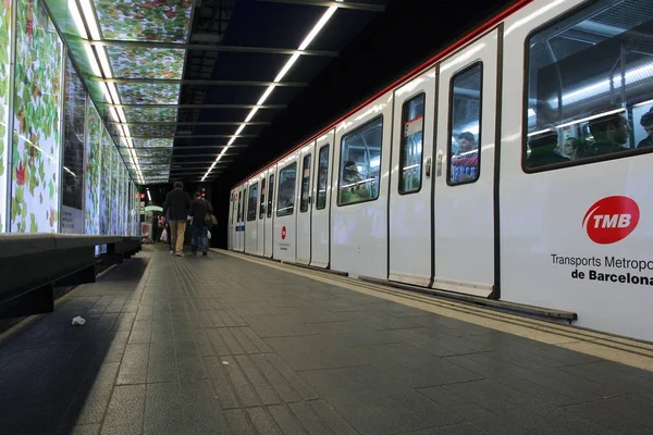 Barcelona tunnelbanetåg — Stockfoto