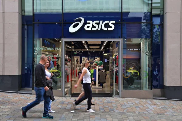 Магазин моды Asics — стоковое фото